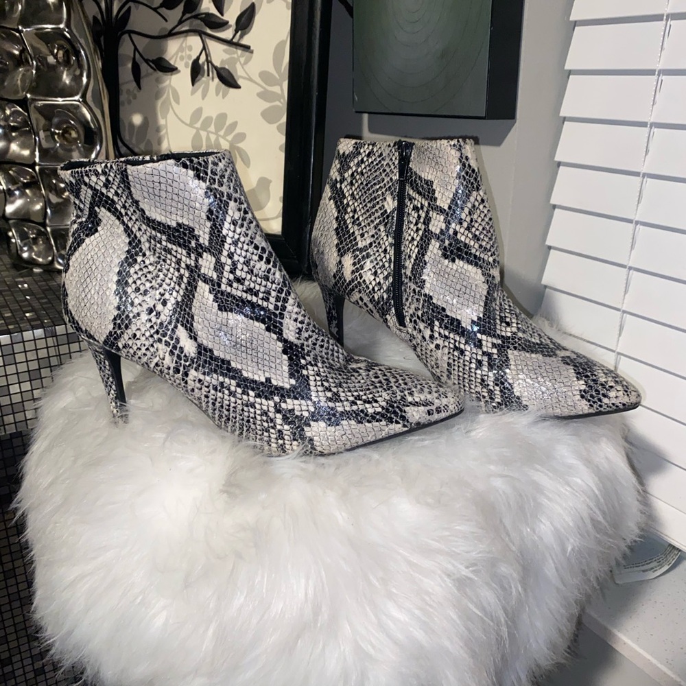 Worthington Gray and Black Ankle Booties Snakeskin Print - Picture 8 of 9